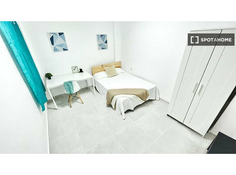 Habitación gigante con cama doble, TV 32' y WIFi - Na prenájom