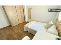 "Habitación gigante y luminosa con cama doble, y armario XXL - For Rent