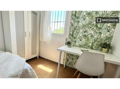 "Habitación luminosa con cama doble, TV 32' y WIFi, ideal pa - For Rent