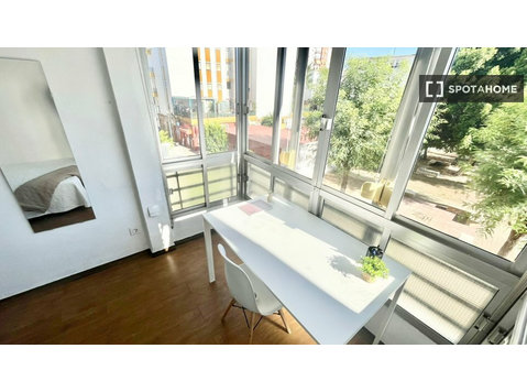 Habitación luminosa con cama doble, aire acondicionado y TV - 임대