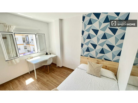 Habitación luminosa con cama doble, armario XXL y TV 32' - For Rent