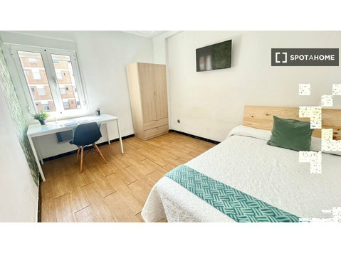Habitación luminosa con cama doble y aire acondicionado - For Rent