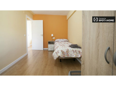 Camera enorme in appartamento con 4 camere da letto a… - In Affitto