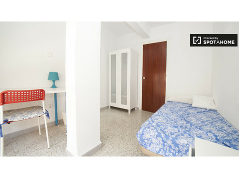 Großes Zimmer in 3-Zimmer-Wohnung in Triana, Sevilla - Zu Vermieten