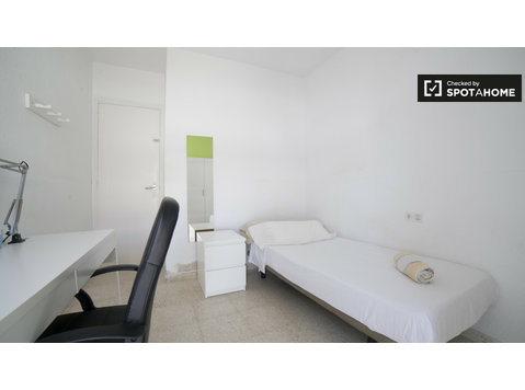 Großes Zimmer in einer 5-Zimmer-Wohnung in Triana, Sevilla - Zu Vermieten