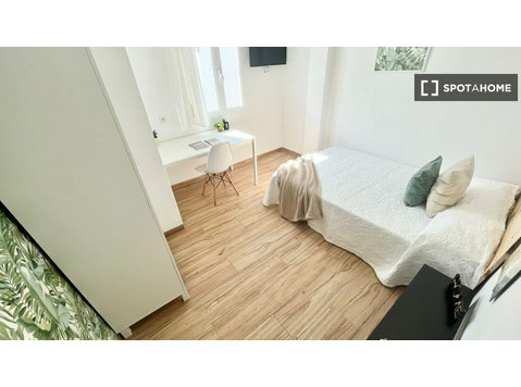 Luminosa habitación con cama doble, TV 32' y WIFi - Alquiler