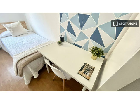 Premium room near city center with Wifi, deluxe single bed. - For Rent