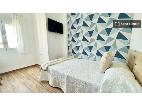 Premium room near city center with deluxe king-size bed! - For Rent