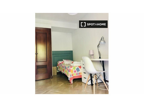 Room for rent in 10-bedroom apartment in Centro, Seville - Аренда