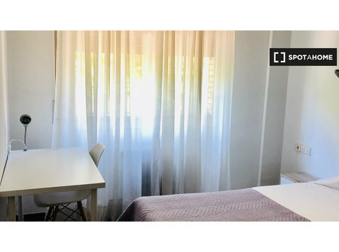 Zimmer zu vermieten in 10-Zimmer-Wohnung in Centro, Sevilla - Zu Vermieten