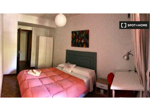 Room for rent in 10-bedroom apartment in Centro, Seville - K pronájmu