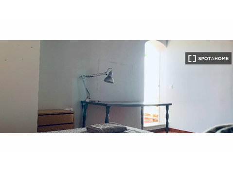 Room for rent in 13-bedroom house in Sevilla - Под наем