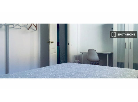 Zimmer zu vermieten in einem Haus mit 13 Schlafzimmern in… - Zu Vermieten
