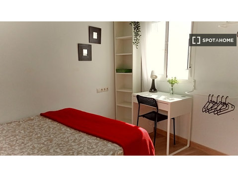 Quarto para alugar em apartamento de 2 quartos em Sevilha - Aluguel