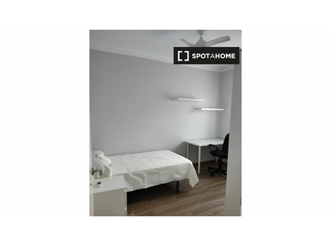 Room for rent in 2-bedroom apartment in Seville, Seville - For Rent