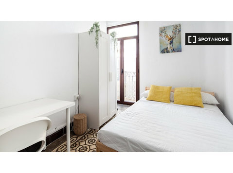 Room for rent in 3-bedroom apartment in Regina, Sevilla - Под наем