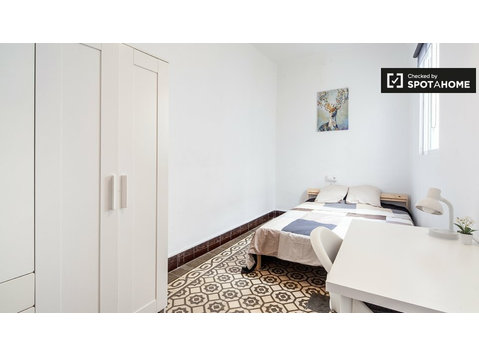 Sevilla, Regina'da 3 yatak odalı dairede kiralık oda - Kiralık