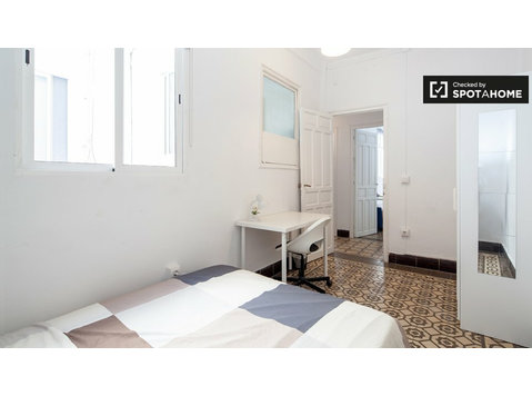 Room for rent in 3-bedroom apartment in Regina, Sevilla - Til leje