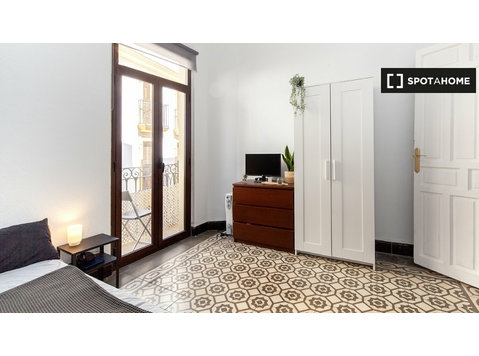 Room for rent in 3-bedroom apartment in Regina, Sevilla - השכרה