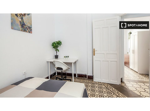 Room for rent in 3-bedroom apartment in Regina, Sevilla - เพื่อให้เช่า