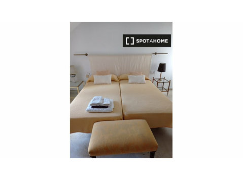 Se alquila habitación en piso de 3 habitaciones en Sevilla - Alquiler