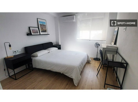 Room for rent in 3-bedroom apartment in Sevilla - Ενοικίαση
