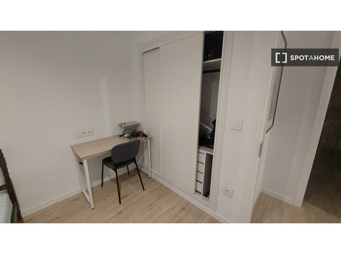 Room for rent in 3-bedroom apartment in Sevilla - Til Leie
