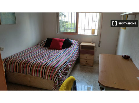 Sevilla'da 3 yatak odalı dairede kiralık oda - Kiralık