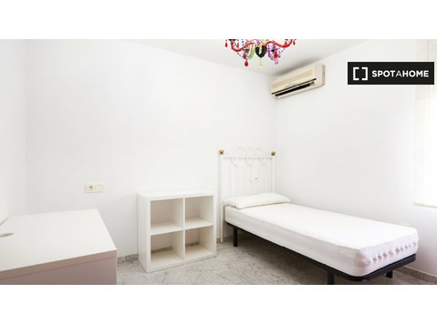Room for rent in 3-bedroom apartment in Triana, Seville - Til Leie