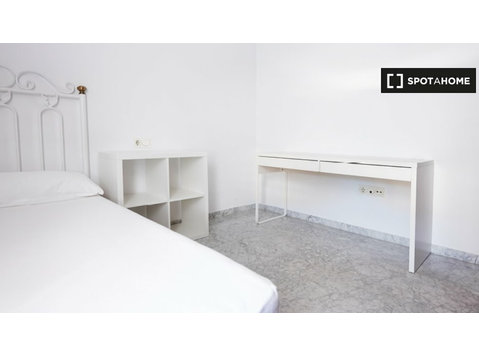 Zimmer zu vermieten in 3-Zimmer-Wohnung in Triana, Sevilla - Zu Vermieten