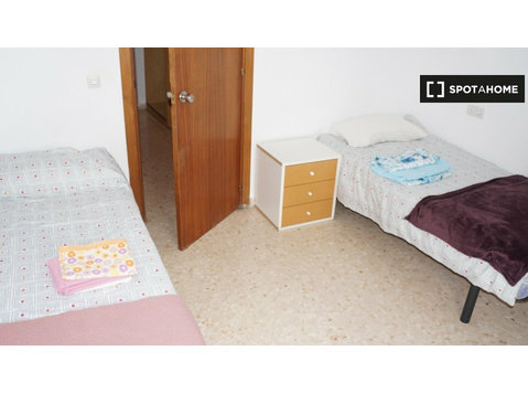 Room for rent in 3-bedroom apartment near Triana, Sevilla - K pronájmu