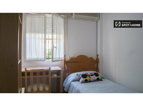 Room for rent in 4-bedroom apartment - La Macarena, Seville - For Rent
