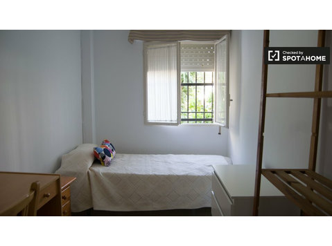Room for rent in 4-bedroom apartment - La Macarena, Seville - Kiadó