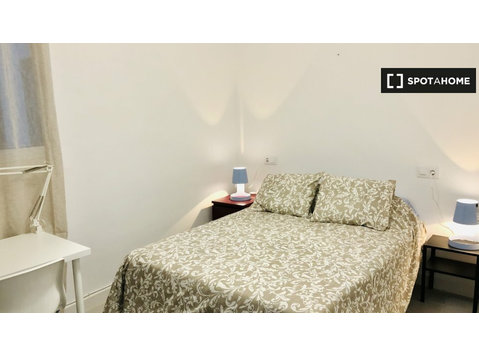 Zimmer zu vermieten in 4-Zimmer-Wohnung Sevilla - Zu Vermieten