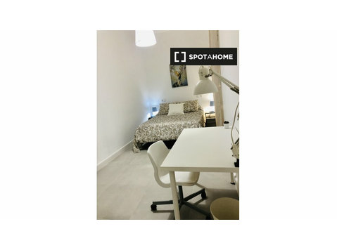 Room for rent in 4-bedroom apartment Seville - الإيجار