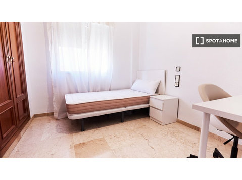 Room for rent in 4 bedroom apartment in LosRemedios, Seville - الإيجار