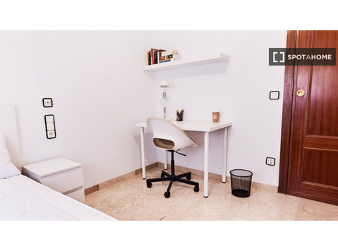Room for rent in 4 bedroom apartment in LosRemedios, Seville - For Rent