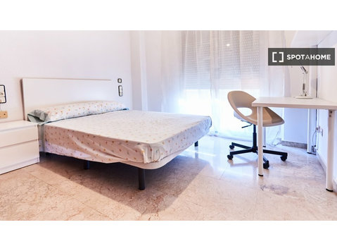 Room for rent in 4 bedroom apartment in LosRemedios, Seville - 出租