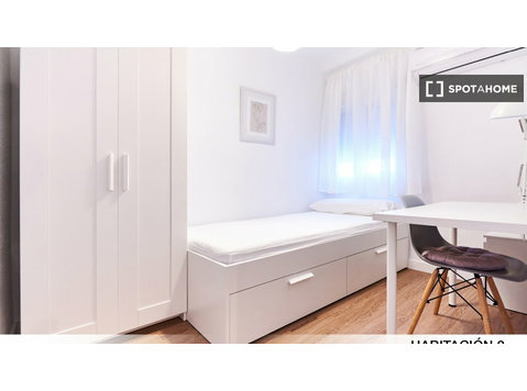 Room for rent in 4-bedroom apartment in Macarena, Sevilla - Izīrē