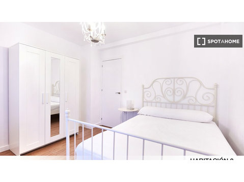 Room for rent in 4-bedroom apartment in Macarena, Sevilla - Kiralık