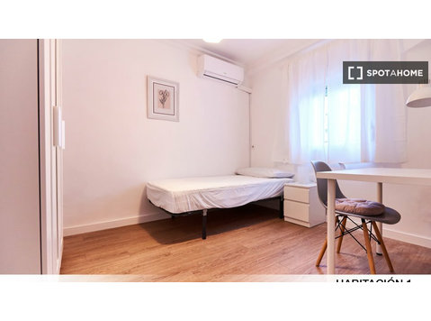 Room for rent in 4-bedroom apartment in Macarena, Sevilla - Te Huur