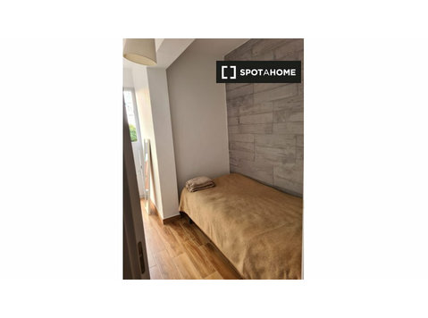 Room for rent in 4-bedroom apartment in Sevilla - Disewakan