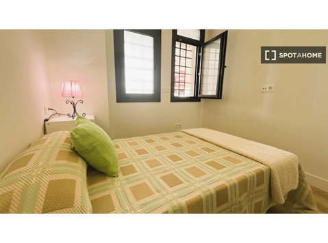 Se alquila habitación en piso de 4 habitaciones en Sevilla - Alquiler