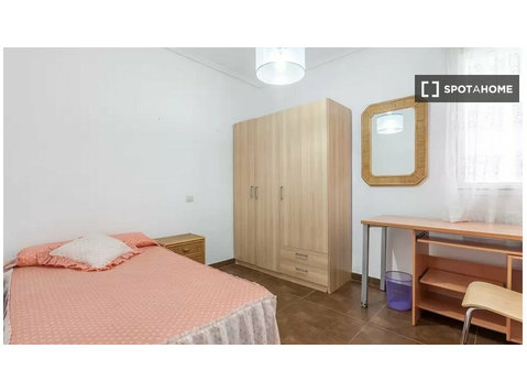 Sevilla'da 4 yatak odalı dairede kiralık oda - Kiralık
