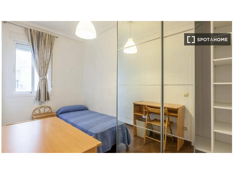 Se alquila habitación en piso de 4 habitaciones en Sevilla - Alquiler