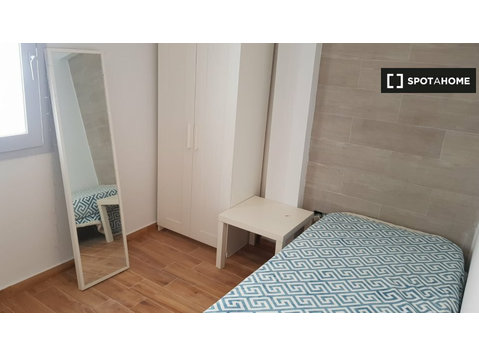 Room for rent in 4-bedroom apartment in Sevilla - 出租