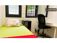 Room for rent in 4-bedroom apartment in Sevilla - Na prenájom