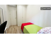 Room for rent in 4-bedroom apartment in Sevilla - Na prenájom