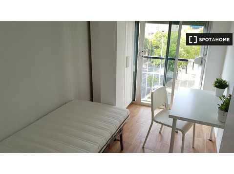 Room for rent in 4-bedroom apartment in Sevilla - เพื่อให้เช่า
