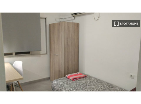 Pokój do wynajęcia w mieszkaniu z 4 sypialniami w Sewilli w… - Do wynajęcia